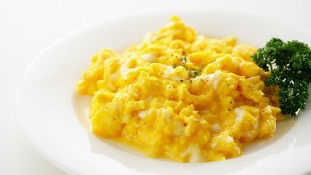 気分の上がる朝食を食べよう チーズ入りスクランブルエッグ が絶品 そしてオシャレ Antenna アンテナ