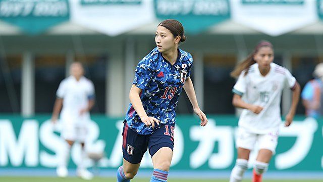 美女アスリートとデニム なでしこ のmf 塩越柚歩 が普段と違うデニムで魅せる 肌見せデザインで海にも似合いそう Antenna アンテナ