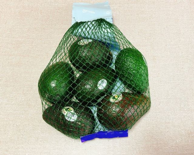 コストコ アボカド の食べ頃は色とヘタを見る 固くて熟さないときはバナナで追熟 Antenna アンテナ