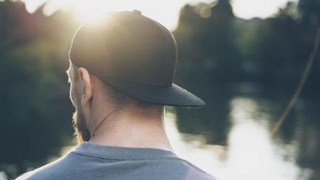 かっこいい被り方はコレだ 大人男性向けキャップの選び方とかっこいい被り方とは Antenna アンテナ