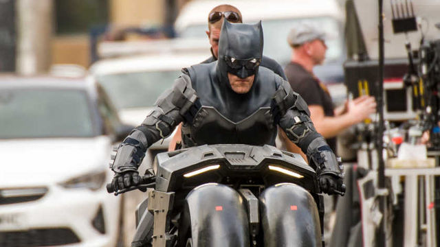 驚愕 バットマンの新型バイクは まるで戦車 Antenna アンテナ