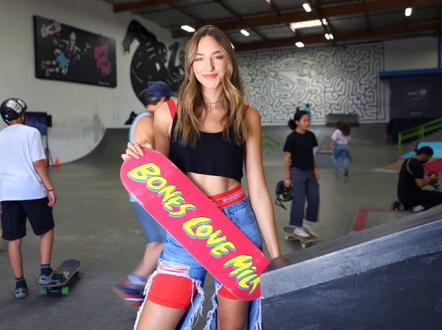 トールガール エイバ ミシェルがスケートボードに初挑戦 オシャレ ぎこちない様子にキュン Antenna アンテナ