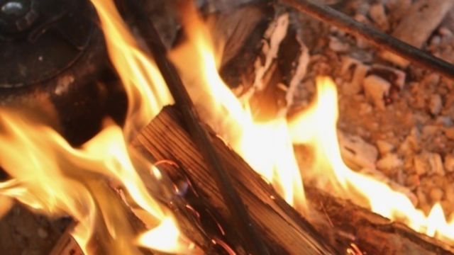 キャンプの夜 焚き火タイム終了 就寝前にやっておくことは 知ってそうで知らないキャンプのマナー Antenna アンテナ