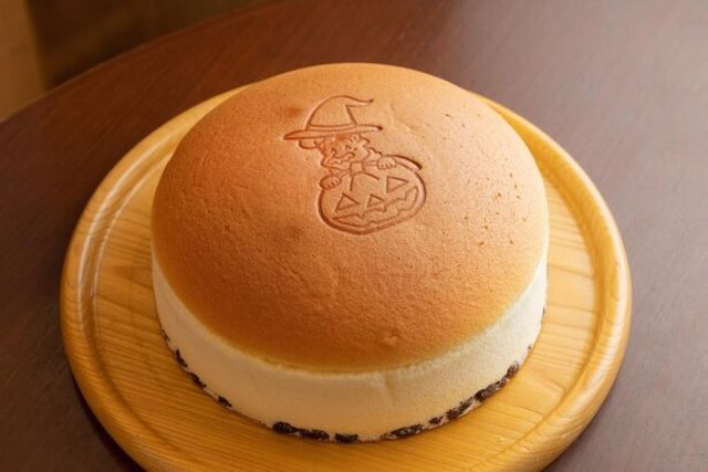 大阪土産の定番チーズケーキを1ホール焼きたてで りくろーおじさんの店 のカフェが最高すぎた Antenna アンテナ