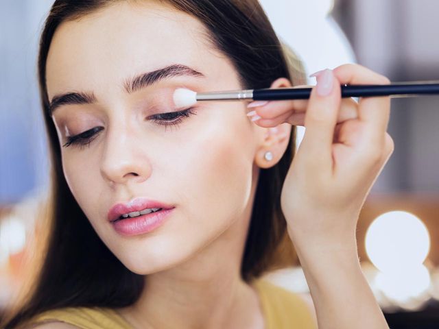 アイシャドウベースは 塗る と 塗らない では大違い 毎日のメイクに取り入れるべき理由 Antenna アンテナ