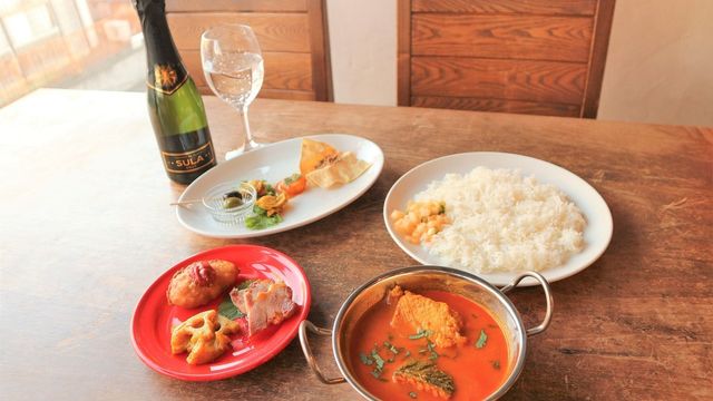 小川町への統合移転でさらに進化 インド料理に新風を吹き込んだ カレー オリエンタルバル 桃の実 Antenna アンテナ