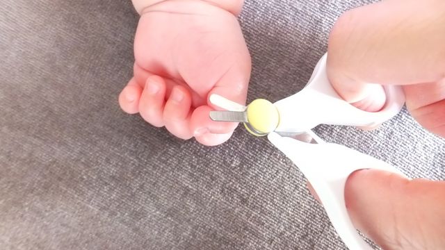 赤ちゃんの爪 失敗しない切り方やタイミングは 長さや形にも要注意 Hanako ママ Web Antenna アンテナ