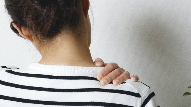 寝ながらできる猫背 巻き肩改善法 体の前後を整えて美姿勢に 見た目も若返る 15分ヨガ動画 Antenna アンテナ