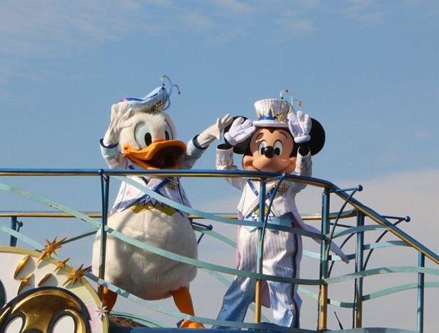 東京ディズニーシーで周年記念の水上グリーティングを公演中 幸せのポーズ でダンスしよう Antenna アンテナ