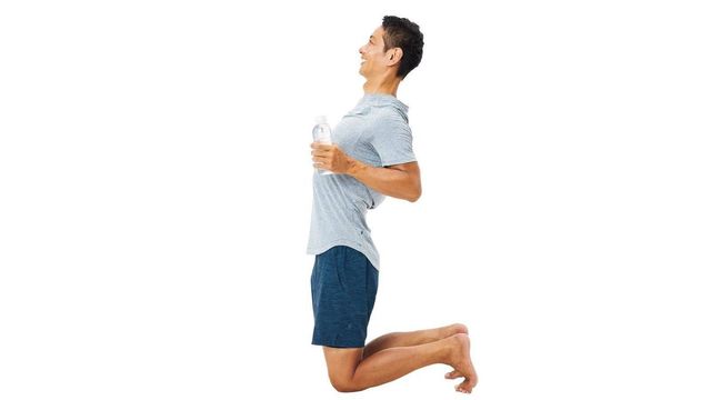 寝ながらできる猫背 巻き肩改善法 体の前後を整えて美姿勢に 見た目も若返る 15分ヨガ動画 Antenna アンテナ