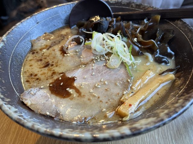 ゆで卵が無料 ガッツリ濃厚 焙煎系スープ が特徴の人気ラーメン店 帯広市西18条 Antenna アンテナ
