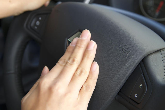 クラクション使用は違法 静かなevであえて 音 を出す愚策 歩行者用の ほんわかホーン 搭載を禁じる日本の法律の愚かさとは Antenna アンテナ クラクション使用は違法 静かなevであえて 音 を出す愚策 歩行者用の ほんわかホーン 搭載を禁じる日本の法律の愚かさとは Antenna アンテナ