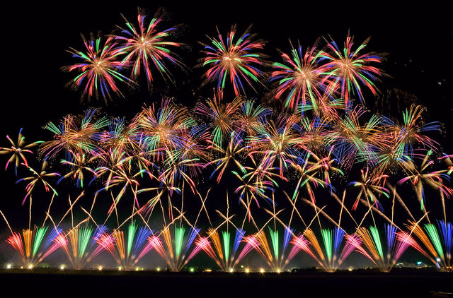 夜空を彩る百花繚乱の花火 日本三大花火大会 大曲の花火 春の章 開催 Antenna アンテナ