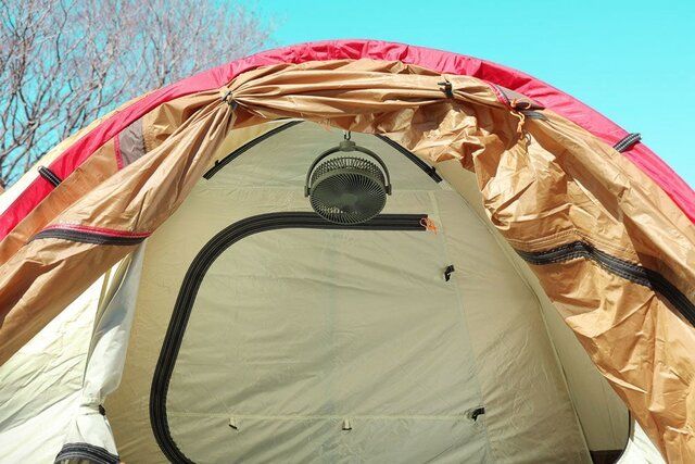 テント天井に取り付け！37時間連続使用できる充電式アウトドアファンが便利すぎ | antenna*[アンテナ]