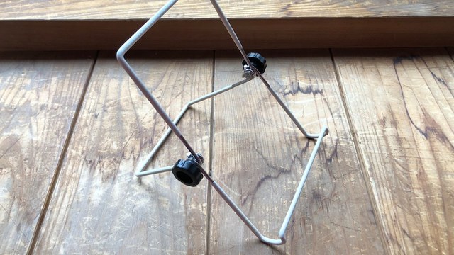 100均の人気タブレットスタンドを5位まで紹介 1位のダイソーは角度調整が優秀 Antenna アンテナ