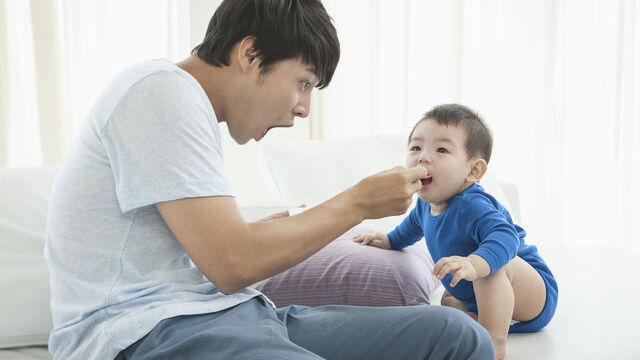 パパの抱っこで赤ちゃんを泣き止ませよう 注意点と基本を紹介 Antenna アンテナ