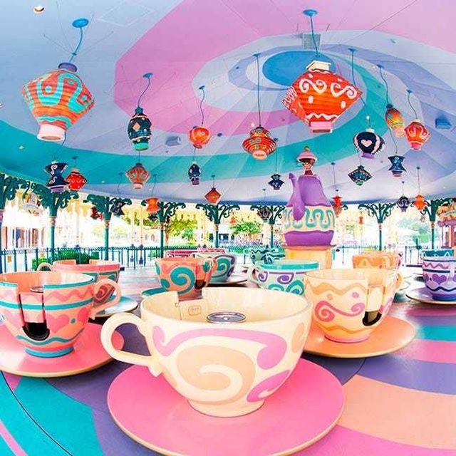 ディズニー カラフルなカップに乗り ふしぎの国 のお茶会を楽しんで 東京ディズニーランドの アリスのティーパーティー Antenna アンテナ