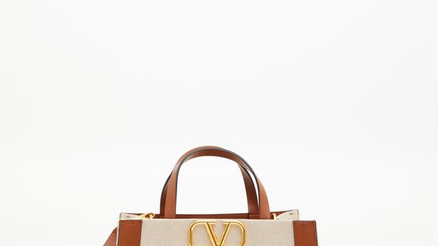 VALENTINO】「Vロゴ 」にチェーンを組み合わせた新作バッグ＆シューズ 