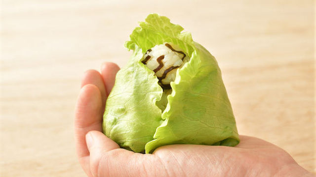レタス農家発 珍おにぎりレシピ ホカホカご飯を包むのは海苔 ではなくレタス一択 塩昆布 追いマヨも Antenna アンテナ