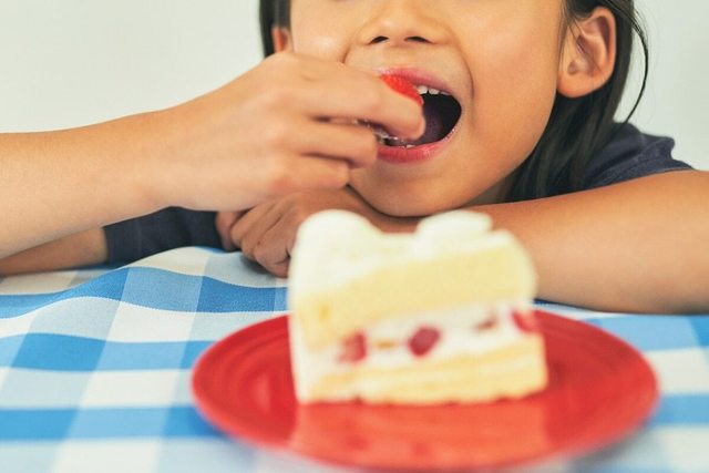 食マナー にキレる人々 ケーキのイチゴだけ食べる娘にイラッ 味変 好きの息子にモヤッ Antenna アンテナ