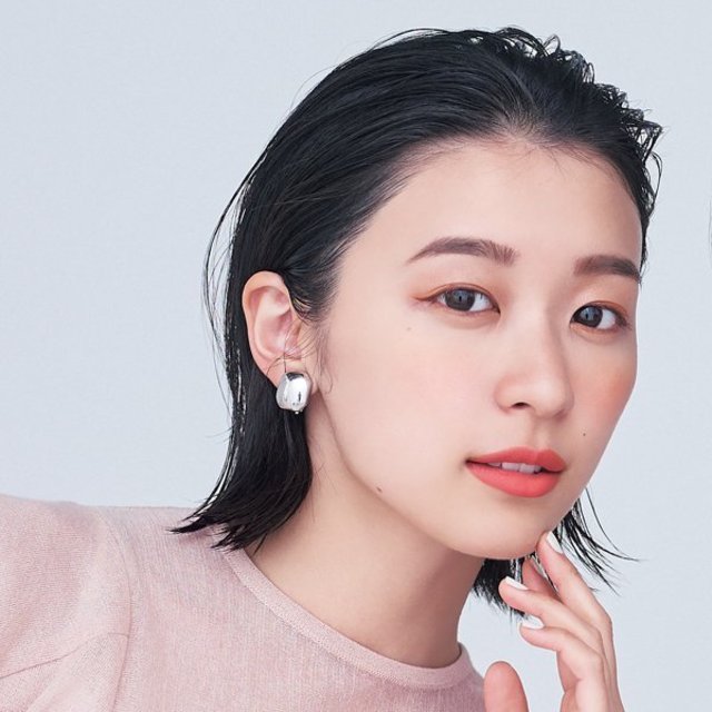 甘めブラウス ボブに合う夏服コーデ 外ハネオールバックでキリッと軽やかな印象に Antenna アンテナ