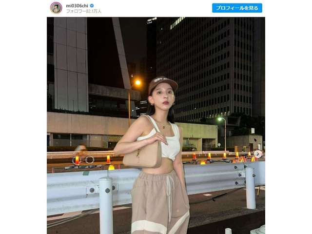 ミチ ブラウンコーデでお腹を大胆露出 世界一可愛い 美しいです Antenna アンテナ