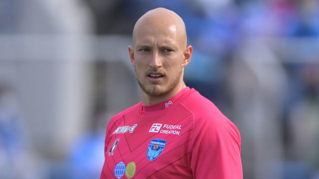 横浜FCのGKスベンド・ブローダーセンが救急搬送…長崎MFと頭同士が衝突 antenna[アンテナ]