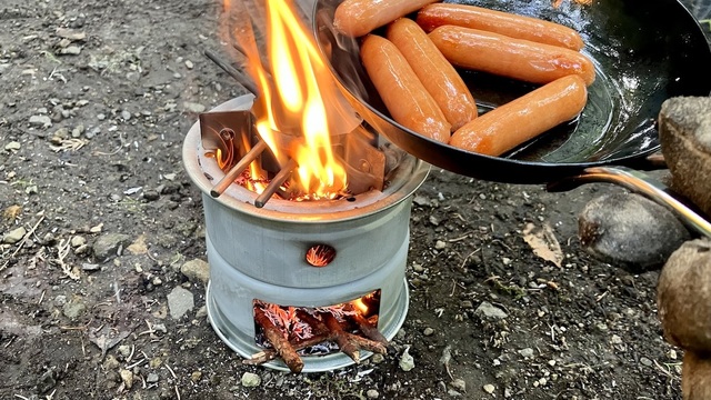 コンパクトだからソロにぴったり！「ミニかまど」がキャンプ飯に大活躍《動画》 | antenna*[アンテナ]