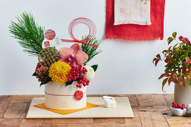 青山フラワーマーケットから、幸せを呼ぶ花を使ったアレンジメントと