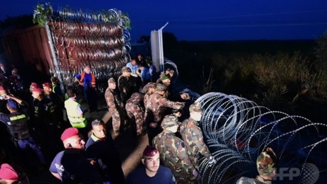 逃げる移民を蹴ったカメラマンの女を起訴 ハンガリー Antenna アンテナ