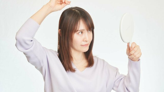 白髪を見つけたら「絶対にやってはいけないこと」。美容師に教わった | antenna[アンテナ]