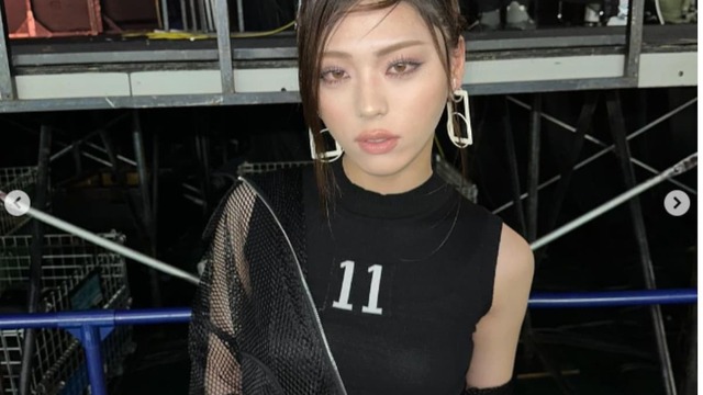 井手上漠　水着 ものすごくえっちい」井手上漠、腹ちら＆美脚ファッション披露！ 「セクシーな魅力を感じる」「色っぽい」 | antenna[アンテナ]