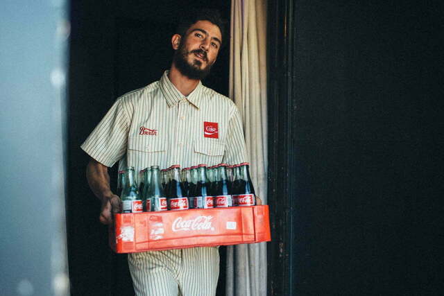 ブリクストン×コカ・コーラ、“70年代の配達員ユニフォーム”着想のCOKE