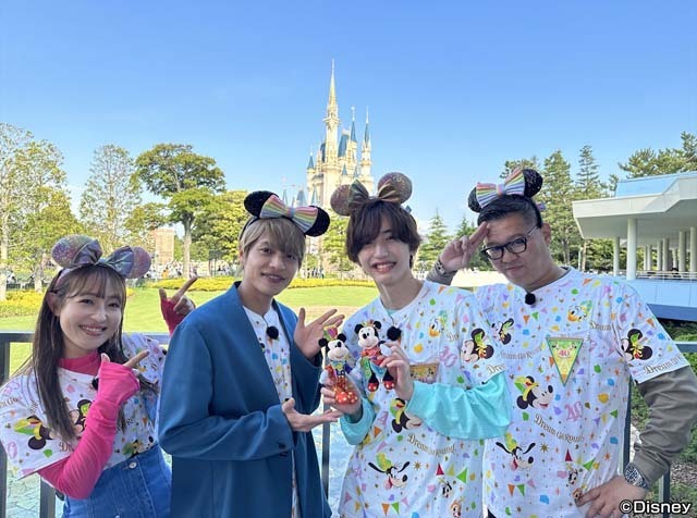 なにわ男子・道枝駿佑、40周年の東京ディズニーランド®初来園！ ミッキーとのハグに感激 | antenna[アンテナ]