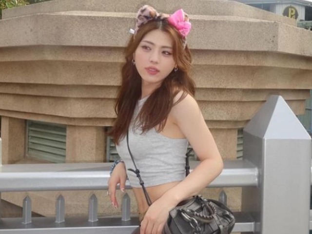 井手上漠　水着 井手上漠、おなか＆生脚あらわなミニ丈コーデ！ 美女たちとUSJを満喫する姿に「えっちぃ」「ギャル感半端ねえ」の声 | antenna[アンテナ]