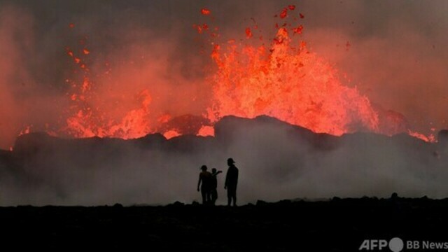 太陽のようなオレンジ色」 噴火のアイスランド火山に見物客 | antenna