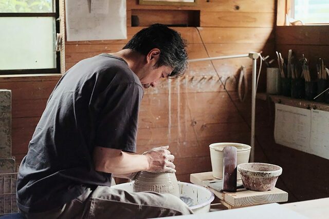 瀬戸内海そばにある陶芸家・伊藤環さんの工房で見た、愛される器の原点 【コウケンテツのヒトワザ巡り・番外編】 | antenna[アンテナ]