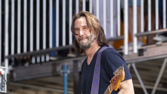 ベースを弾くキアヌ・リーブスが絵になりすぎる【祝・来日公演決定】 antenna[アンテナ]