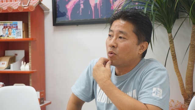 そのとき妻のお腹には子どもが…絶頂期に26歳で過労死した沖縄の伝説的な芸人 弟が思い返す亡き兄の「軌跡」 antenna[アンテナ]