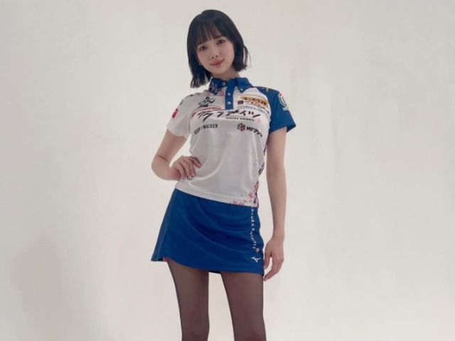足ながっ」岡田紗佳、美脚際立つ“新ユニフォーム”ショット公開 