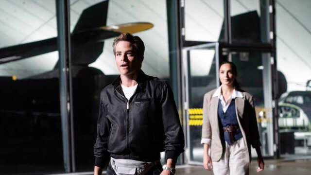 アノ映画のファッションに憧れて。Vol.27『ワンダーウーマン1984』の黒のジャンパーとスラックス。 antenna[アンテナ]