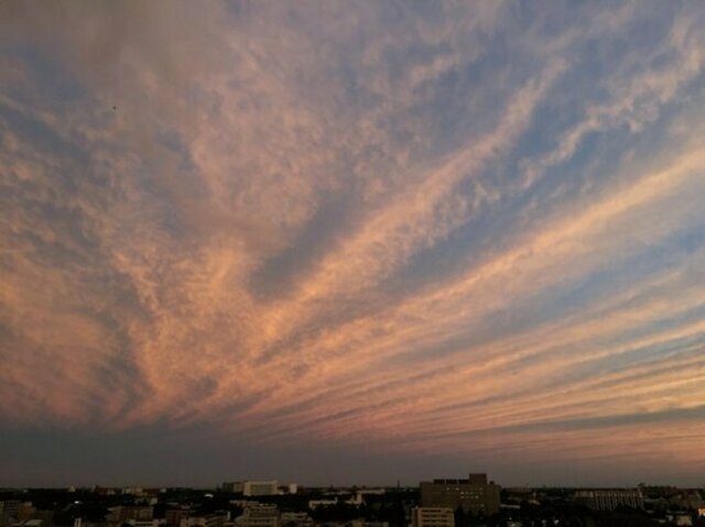 空に浮かぶ不思議な形をした雲「地震雲」の正体とは？ - 読み終えた瞬間、空が美しく見える気象のはなし | antenna[アンテナ]