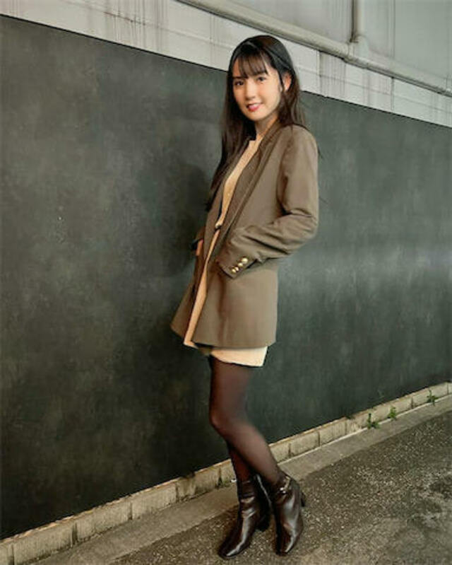 道重さゆみ、ミニスカートから美脚が伸びる秋私服ショット披露