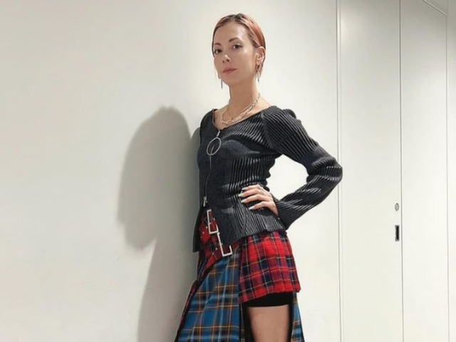 土屋アンナ、圧巻の美脚あらわな個性的衣装ショット！ 「かっこいい