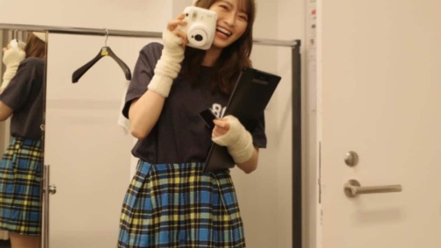 脚細っ！」元乃木坂46・山崎怜奈、絶対領域あらわな全身ショット