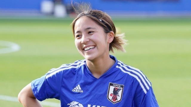 鮫島彩岩渕真奈 なでしこジャパン Tシャツ お綺麗です」「かわいい」なでしこ鮫島彩が“サメ”とコラボ