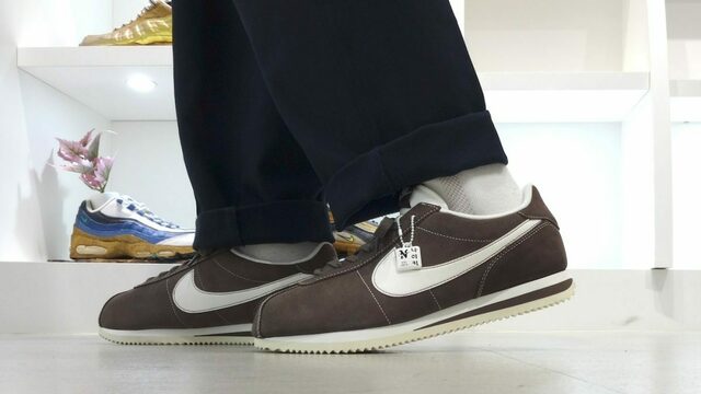 大人なナイキ コルテッツ」上質スエードが秋っぽい！ハングル文字が  