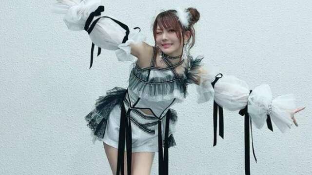 モーニング娘。☆田中れいなコスプレ☆ 現役過ぎる」田中れいな、超ミニ丈衣装で美脚あらわに！ モー娘