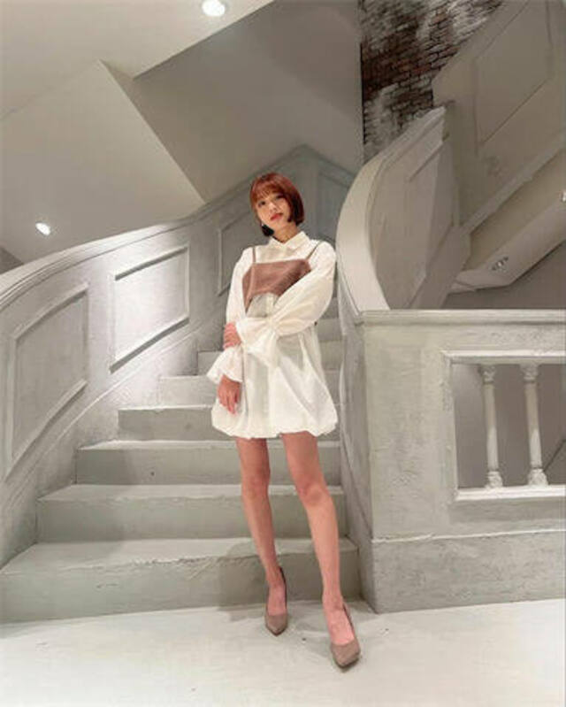 神美脚 神部美咲、スレンダーボディ衣引き立つ”ミニ丈”衣装姿を公開「素敵な美脚美人さん」 | antenna[アンテナ]