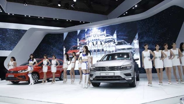 東京モーターショー15 で発見した美人コンパニオンを写真で紹介 Vw Mini Alpineなど Antenna アンテナ